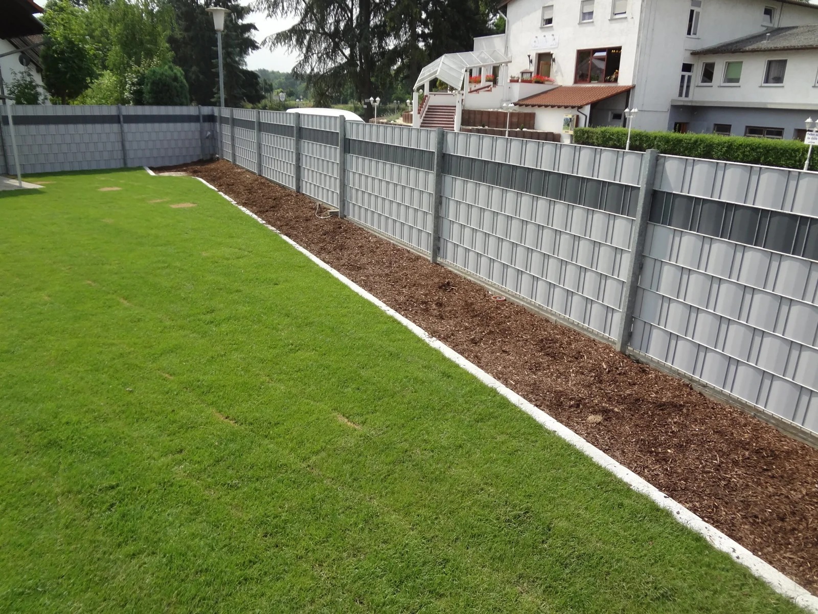 Gepflegte Rasenfläche und Grundstückspflege